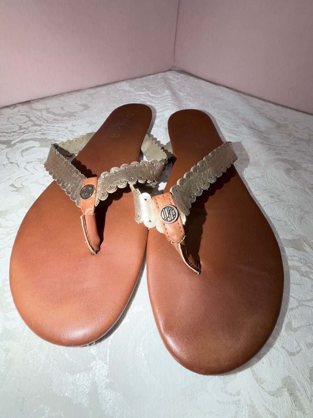 Unisa Gold Scalloped T-Strap Flat Thong Sandals Size 11M
